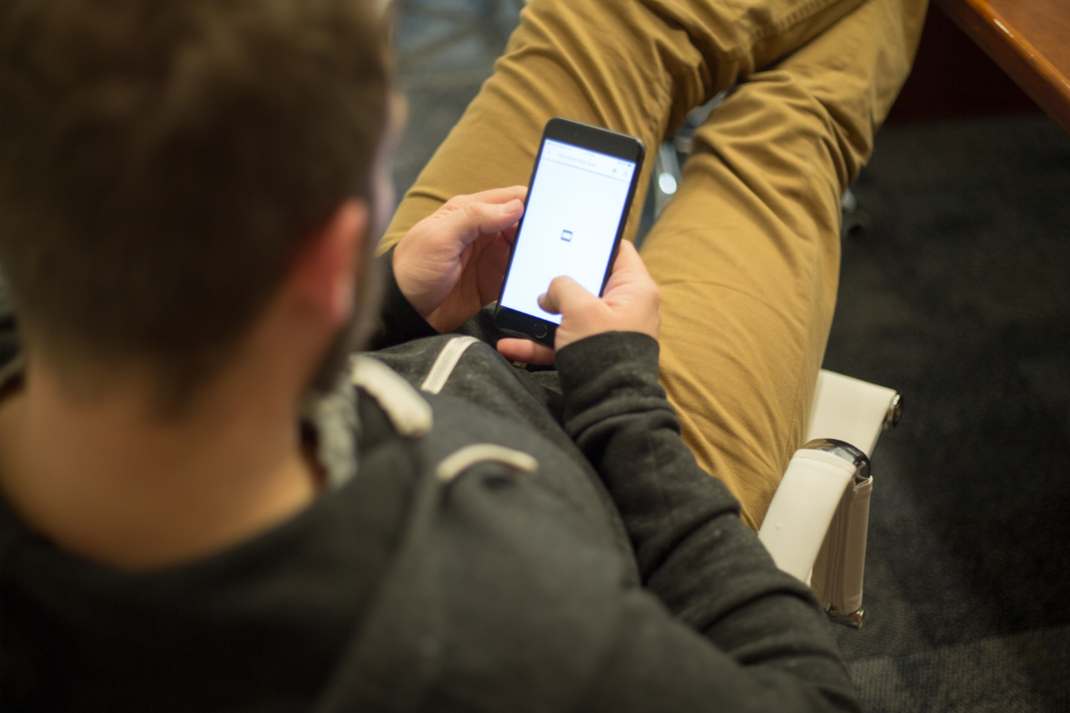 telefon z wyciszonymi powiadomieniami